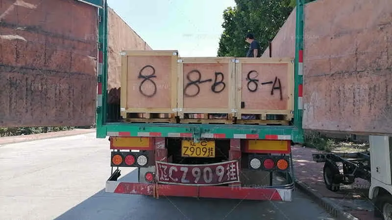 Produk dalam Kotak Kayu pada Lori